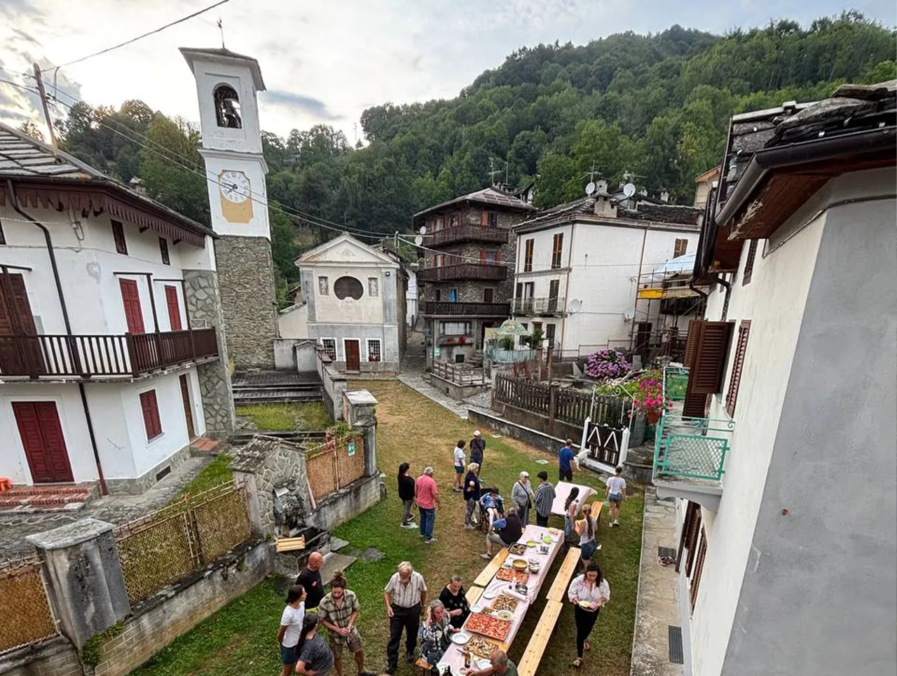 La piazza di Polpresa, vicino a Casa Biche